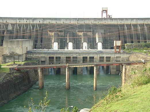 Pehrada elektrrny Itaipu (vimnte si velikosti autobusu!)