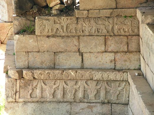 Jezdecké motivy na reliéfu v Zafaru